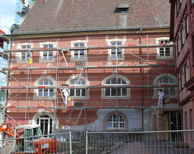 abb 11 Die Westseite des Rathauses mit neuem Halbfenster und Eingang zum neuen Bürgerbüro "im Berg". Aufn.: Bernhard Schlosshauer.