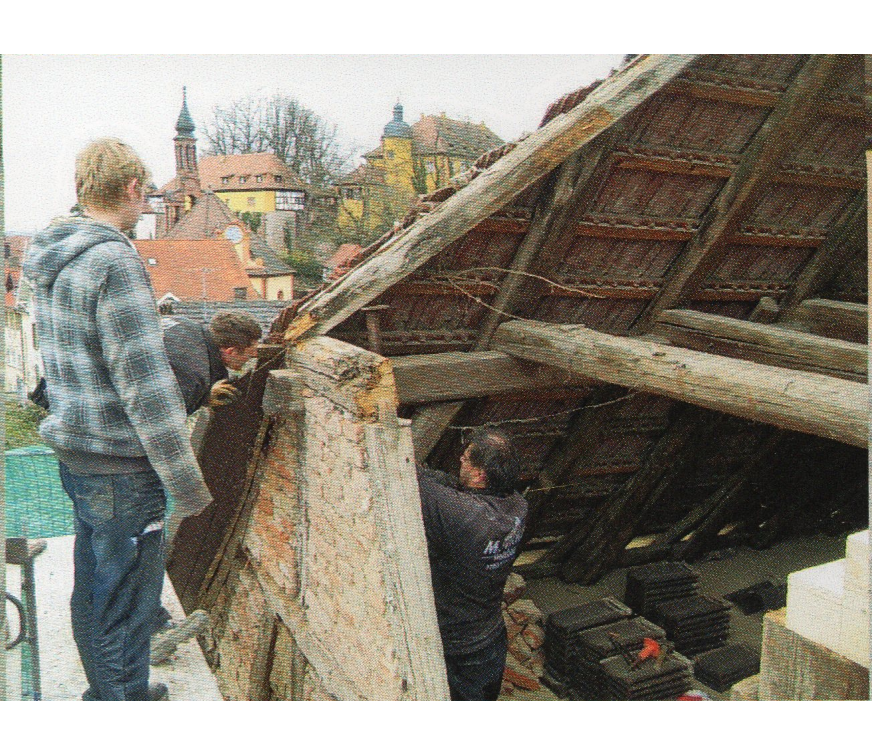 Die aufwändigen Renovierungsarbeiten - hier auf dem Dach des Hauses der Bürgerwehr dauerte von 2009 bis 2013 (Dokumentation Familie Benz). Im Hintergrund Schloss Mahlberg und Turm der Schlosskirche