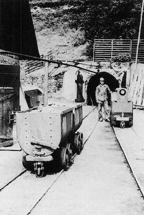 Abb. 4: Diesellokomotive bei der Schwerspatförderung
