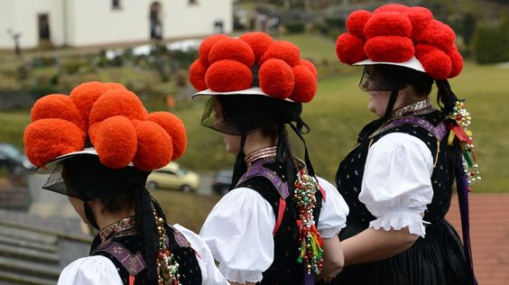 Abb. 2 Gutacher Konfirmantinnen mit rotem Bollenhut - Foto: pinterest
