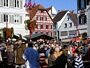 Am Marktplatz wartet man auf die Ehrengäste