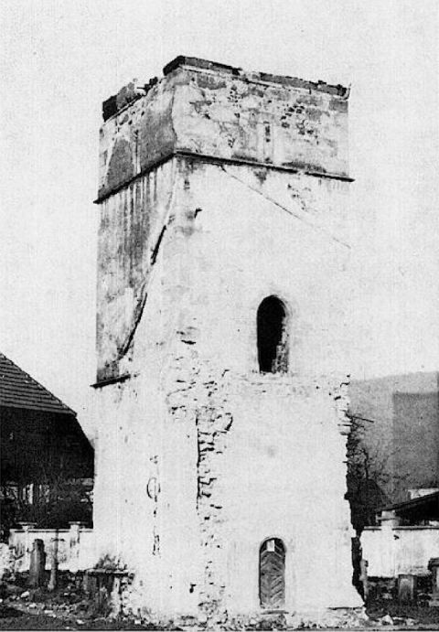 Von der alten St.-Blasius-Pfarrkirche blieb nur der romanische Stumpf des Turmes übrig, der jetzt unter Dach und frischem Verputz wohlverwahrt ist. - Aufn. Müller, Zell a. H.