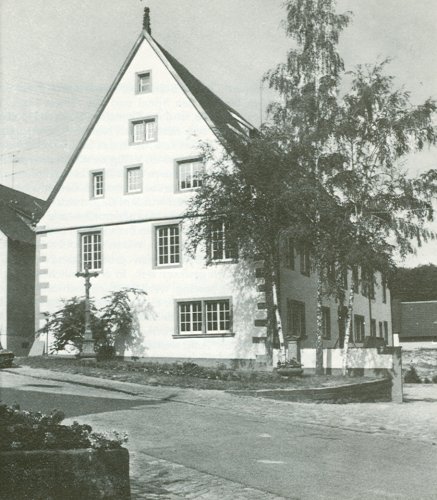 Das restaurierte alte Schloß, jetzt städtisches Verwaltungsgebäude - Aufn. Arthur Strebler