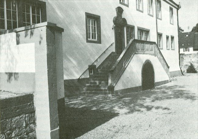 Doppelläufig gestaltete Eingangstreppe zum Schloß - Aufn. Arthur Strebler