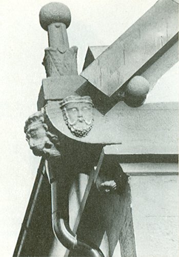 rechts: Giebelanfänger mit Kragsteinverzierungen an der Nordwestseite - Aufnahmen Arthur Strebler [Bilder hier jeweils darüber angeordnet]
