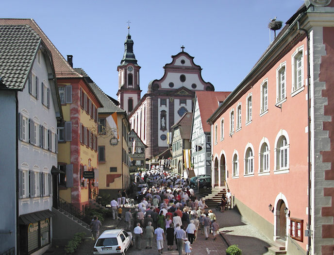Östliche Seite des Rathauses mit Kirchberg und Blick zur barocken Pfarrkirche St. Bartholomäus. Aufn.: Wolfgang Hoffmann