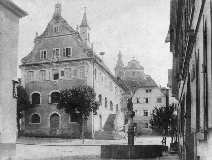 Älteste bekannte Fotografie des Rathauses um 1891 mit Außentreppe bis zur Kornhalle.