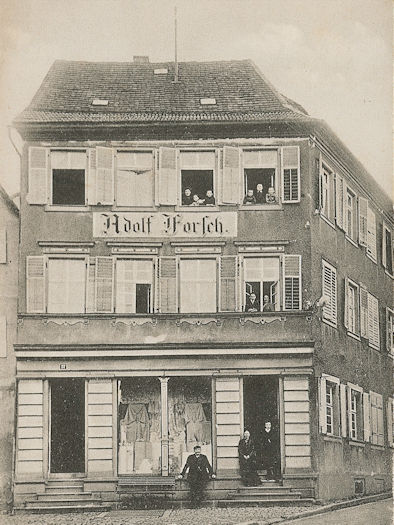 Abb.: Aufnahme des jüdischen Textilgeschäfts von Adolf Forsch 1911 beim zehnjährigen Geschäftsjubiläum.