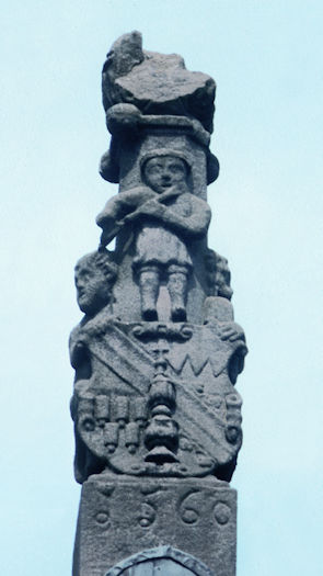Abb. oben: Wappen von Bischof Erasmus von Limburg auf dem Giebel des Amtshauses. Aufn.: Hubert Ebert.