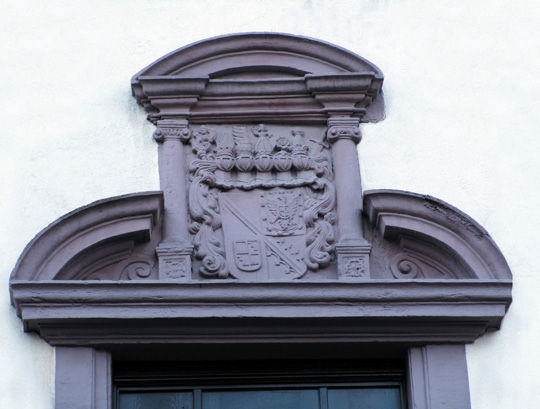 Abb. unten [hier: oben]: Wappen von Fürstbischof Franz Egon von Fürstenberg über dem Eingang. Aufn.: Fernand Louzy.