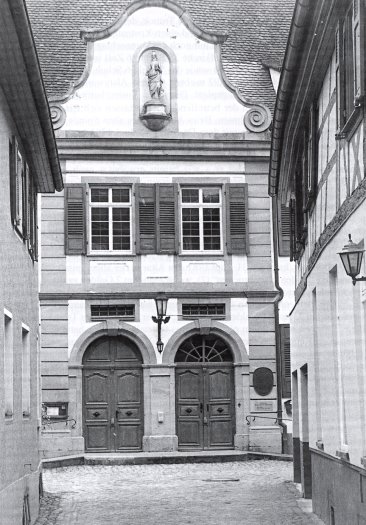 Abb. 2 Die barocke Eingangsfassade des Spitals (Stadtarchiv Freiburg, Photo Corcodel)