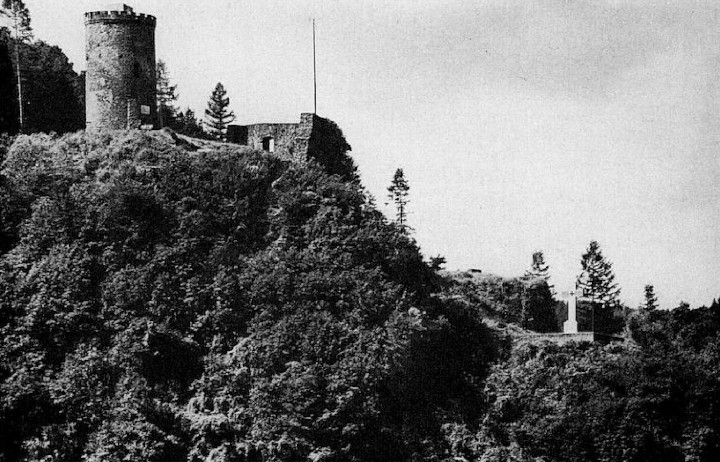Der Schloßberg Hausach nach der Freilegung 1966; Anblick von Norden