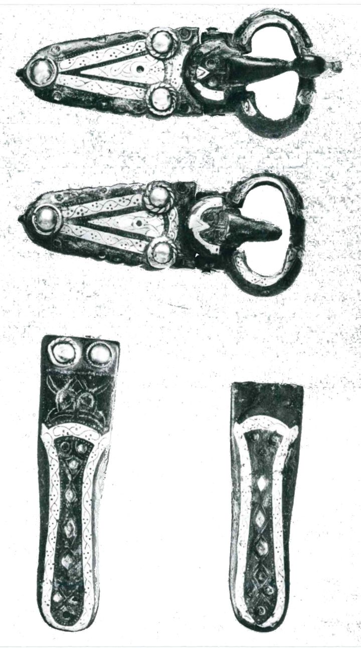 Abb. 11: Lahr-Burgheim, St. Peter. Schuhgarnitur aus Grab 19, bestehend aus zwei Schnallen und zwei Riemenzungen. Bronze mit Silberblecheinlagen und kleinen Almandinen. Etwa natürliche Größe