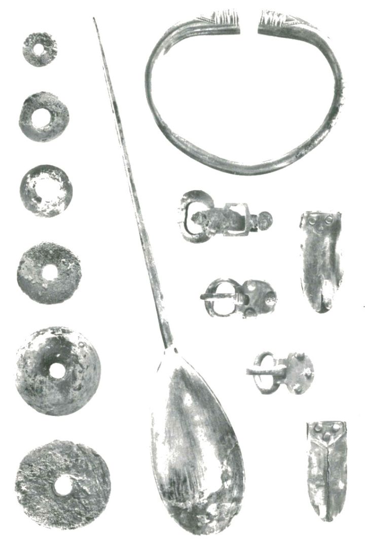 Abb.2: Mahlberg (Ortenaukreis), Frauengrab von 1974 im Gewann "Hinter den Höfen". Funde aus Silber, Bronze (oberste Schnalle) und Bernstein (Perlen). Der Löffel hing zusammen mit einem Messer und einer Spindel vorne am Gürtel herab