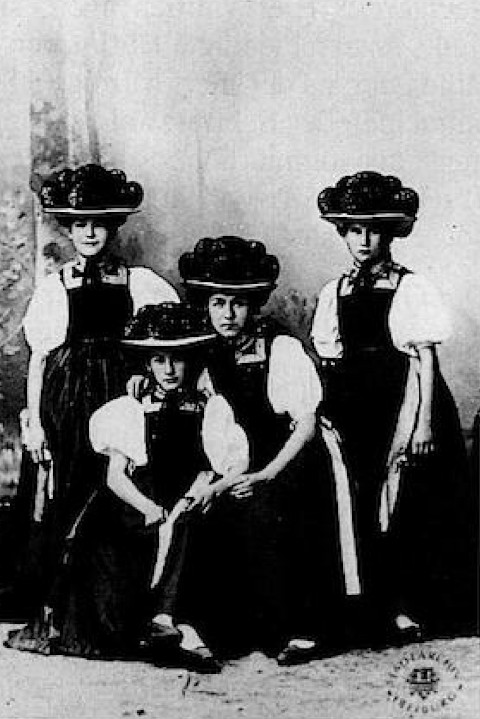 Vier Gutacherinnen, aufgenommen 1895 in Freiburg. Die Bollenhüte haben ihre schwere dekorative Form angenommen - Aufnahme: Stadtarchiv Freiburg