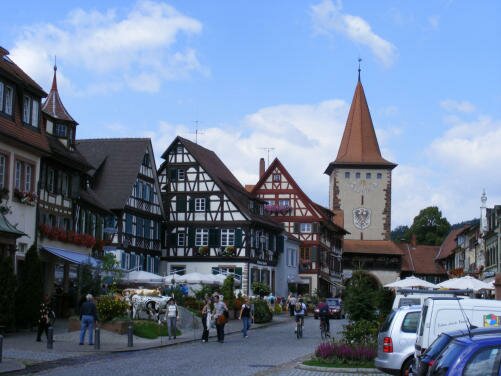 Die Gengenbacher historische Altstadt - im Hintergrund das Obertor