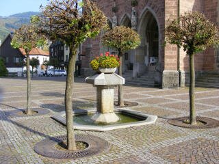 Vor der St. Nikolauskirche