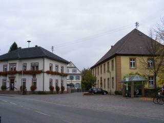 Gemeindeverwaltung (links) und Pfarramt in Ichenheim